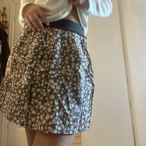 Blommig minikjol - En så söt blommig minikjol som inte kommer till användning. Osäker på vart den kommer ifrån då jag fått den av en familjekompis. Storlek xs❣️