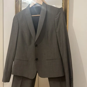 Grå kostym från Tiger Of Sweden - Elegant kostym i fantastisk kvalite och fint skick !