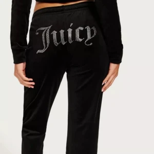 Ett par jätte mjuka äkta juicy couture byxor. - Väldigt mjuka byxor sitter perfekt i midjan och är lite utsvängda använda ett par gånger.
