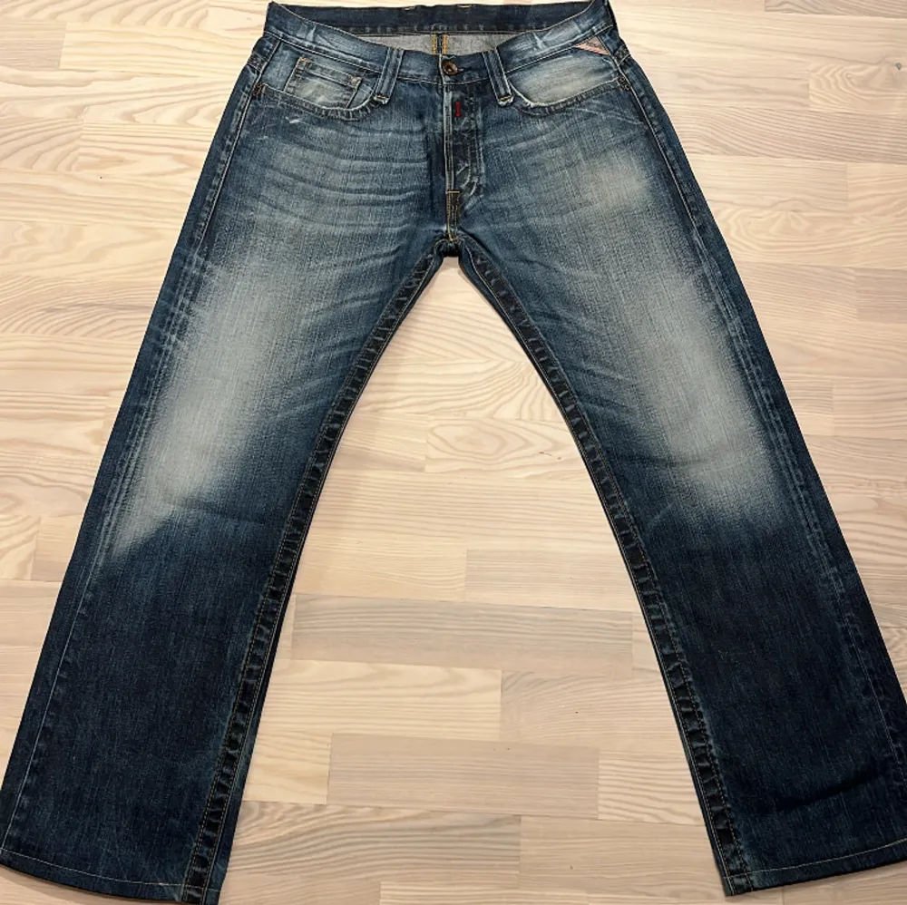 Hej! Säljer nu ett par riktigt snygga Replay jeans som är ”vintage”👖Storleken är W32L34 men passar mer på W34/35L. Liten bit av sömmarna har gått av på replay signaturen (se bild 1)annars i fint skick 😁färg:mörkblåa o ljusblå. 7/10 skick. Mvh 💛. Jeans & Byxor.