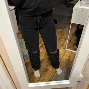 Jeans från Gina tricot, knappt använda då dom är för långa för mig, bara att skriva om det är något du undrar💗