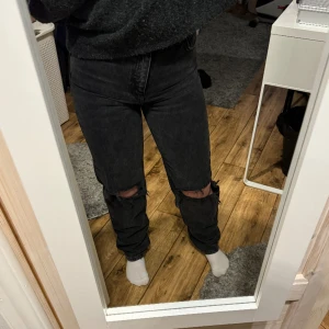 Jeans - Jeans från Gina tricot, knappt använda då dom är för långa för mig, bara att skriva om det är något du undrar💗