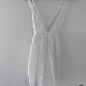 Mini klänning  från pull and bear i storlek XS. Justerbara band, helt ny!
