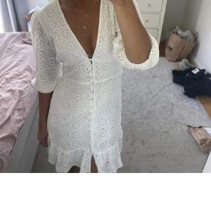 Säljer denna klänningen från Gina tricot(helt oanvänd med prislapp) klicka inte på köp nu😍🥰 utan buda gärna🥰🥰🥰(lånad bild)