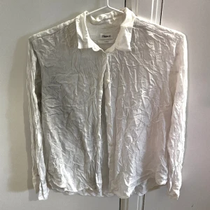 Mjuk skjorta från Fillippa k - Har alldeles för många vita skjortor så måste rensa lite. Denna pärla från Filippa k är väldigt lätt och mjuk på huden, gjord i 100 % viskos. Nu är den tvättad precis och helt rynkig men blir så lyxig när den är struken.