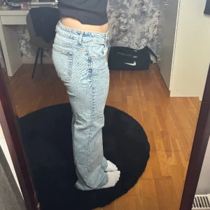 Jeans  - Lågmidjade jeans i jätte fin ljus färg! Säljer pga att de blivit för stora, nyskick, skriv för fler bilder eller frågor🩷