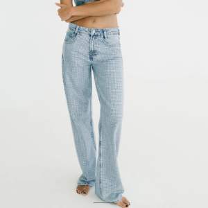 Jeans från Zara i storlek 38. Passar någon som är typ 170+. Prislapp kvar och slutsålda på hemsidan. Köpte för 859, säljer för 350
