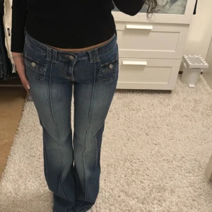 SUPER SNYGGA JEANS!!❤️ - säljer dessa super snygga jeans från Hm som är köpta här på Plick! Passar mig perfekt som är 165/166 men skulle även kunna passa nån som är längre! Skriv om du har eventuella frågor!❤️❤️