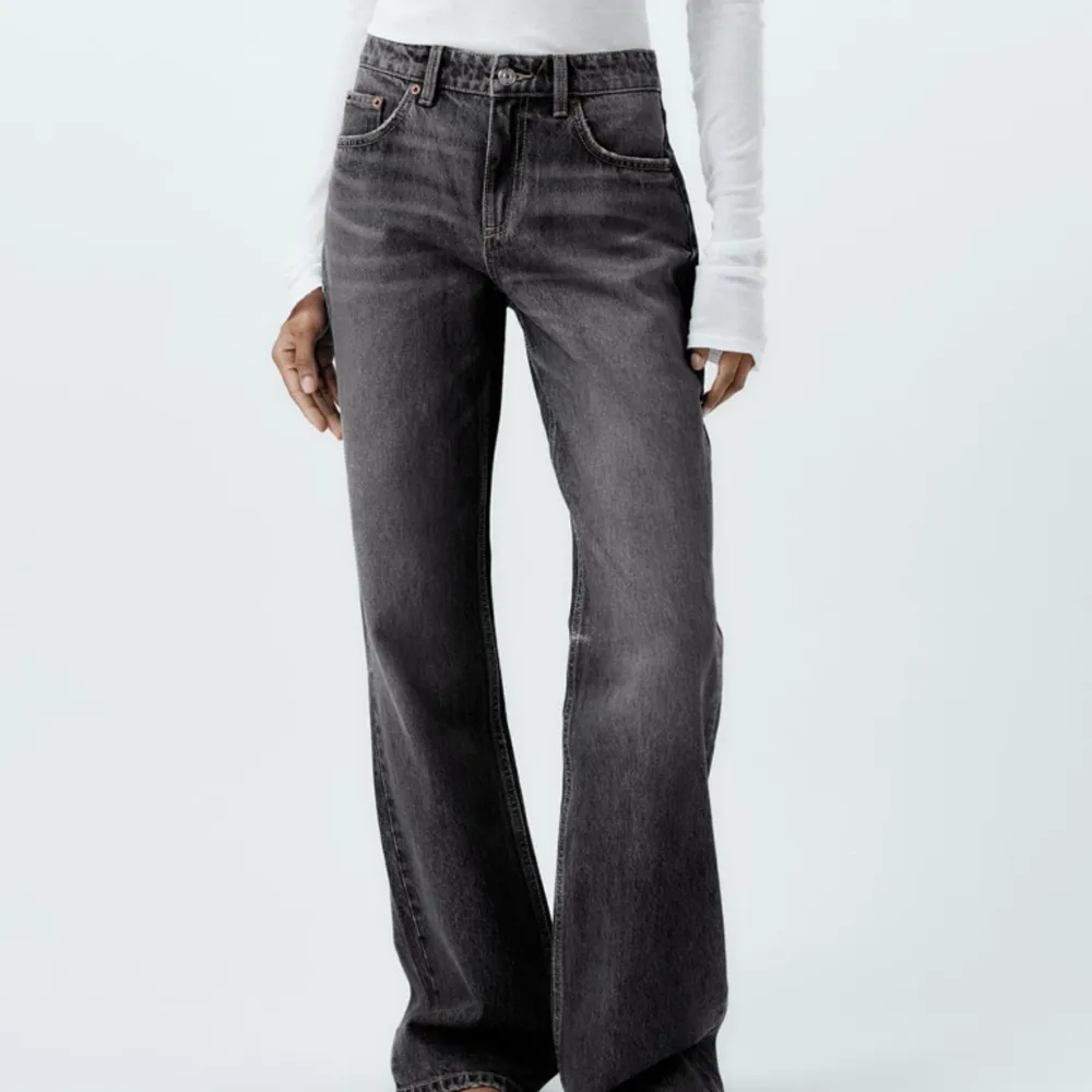 Säljer mina fina zara byxor, pga att de är för små. Rak fit, full length med repad kant så du kan klippa av de om du vill☺️. Jeans & Byxor.