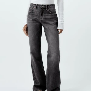 Gråa raka jeans - Säljer mina fina zara byxor, pga att de är för små. Rak fit, full length med repad kant så du kan klippa av de om du vill☺️