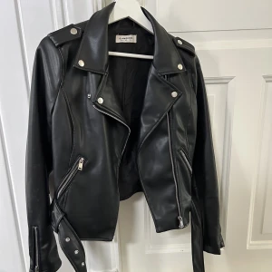 Skinnjacka - Säljer nu min skinnjacka då den inte kommer till användning längre. Den är inte använd så många gånger och är i ett väldigt fint skick. Köpt för runt 600. Hör av dig vid frågor eller liknande💞💞