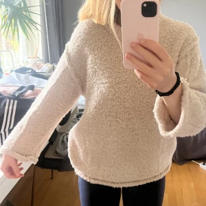 Stickad tröja från Arket!  - En oanvänd tröja från Arket, men prislapp kvar i storlek xs. Väldigt mysig tröja som passa perfekt både till en vinterdag men även en kallare sommardag! Väldigt fin tröja i beige! Pris kan diskuteras! Skriv för fler bilder eller frågor💕💕