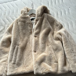 Pälsjacka - Beige pälsjacka från Zara. Storlek XS Helt oanvänd 
