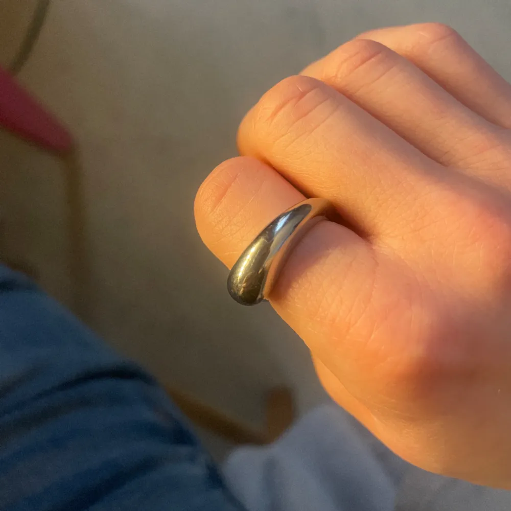 nästan oanvänd ring från edblad i fint skick, stl xs, 16 mm. . Övrigt.