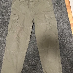Weekday Cragobyxor - Weekday Cargobyxor Storlek L/XL Passform - Loose  I gott skick, lite sliten längst nere (dm för bilder o info)