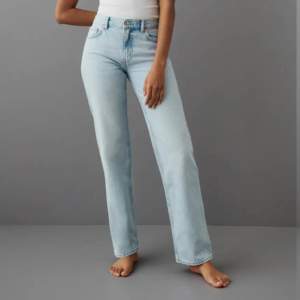 Blå low waist straight Jeans från Ginatricot. Använt ett få tal gånger så i väldigt fint skick. Nypris 500kr. 💕