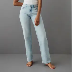 Blå low waist straight Jeans från Ginatricot. Använt ett få tal gånger så i väldigt fint skick. Nypris 500kr. 💕