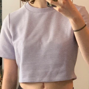 NA-KD topp - ”Pastell” Lila croppad top från nakd i helt oanvänd☺️ väldigt skönt material :) Om ni har frågor är det bara att fråga <3⭐️ 