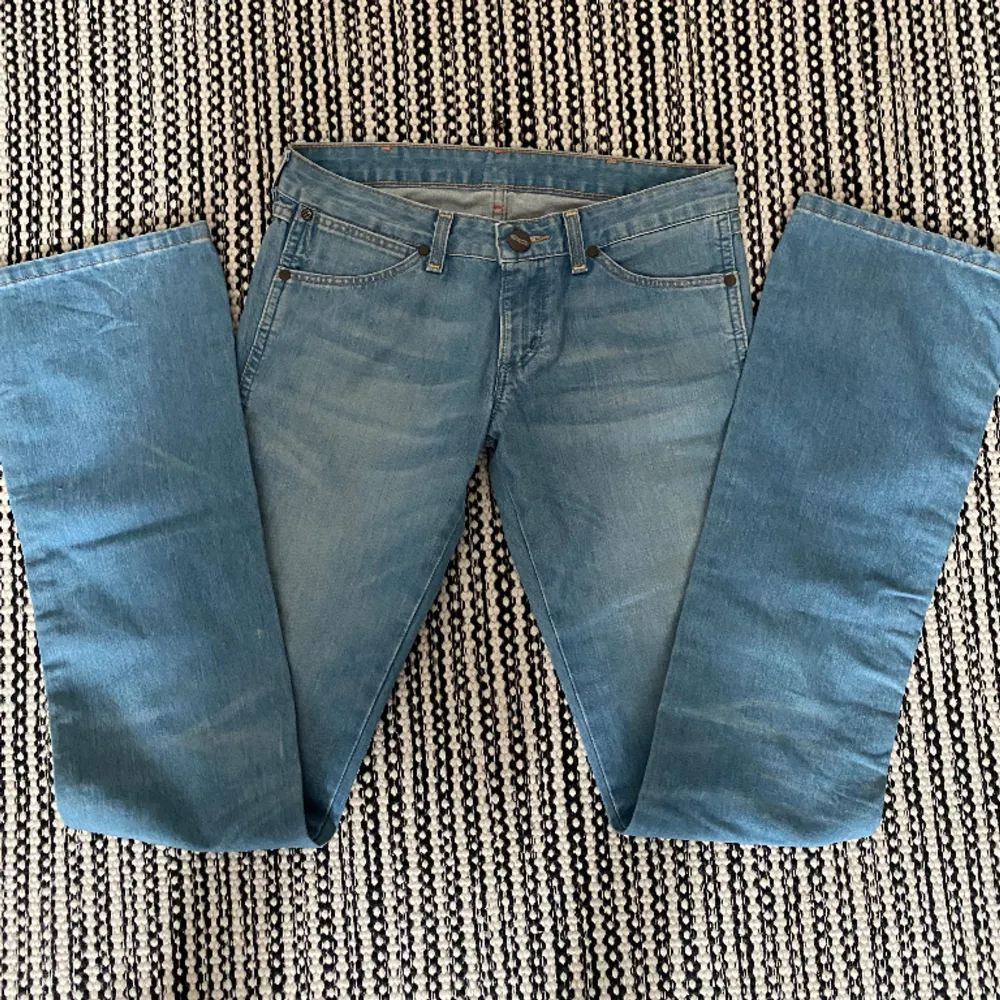 De PERFEKTA ljusblåa jeansen från Wrangler!🥺w27 l36, de passar inte mig så kan inte via bild på tyvärr. Jeans & Byxor.