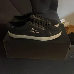 Saint Laurent sl06 skor  - Tjena! Säljer nu mina riktigt feta saint Laurent skor då dom har blivit för små för mig, ny pris är runt: 6500kr dom är givetvis äkta har oderbekräftlse från saint laurents hemsida skicket på skorna är 9/10 vid mer frågor så får ni gärna skriva till😃