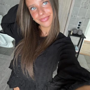 Söt topp - Söt topp från zara i storlek M, passar S och M. Super skön och luftig, knappt använd så inga defekter☺️