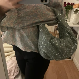 Väska Zara  - Glittrig väska från Zara, köpt här på plick. Använd enstaka tillfällen, en liten defekt från tidigare ägare. Perfekt nu till sommaren! ☀️