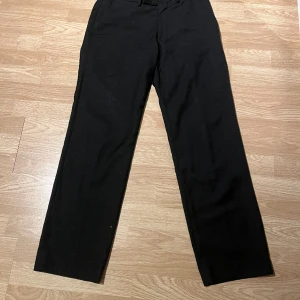 Svarta Kostymbyxor  - Hej, jag säljer mina svarta kostymbyxor från batistini. De är ett par svarta kostymbyxor i en rak/vid passform. Väldigt fint skick. Säljer billigt!  Vid frågor eller funderingar är det bara att skriva!  Mvh Månz 