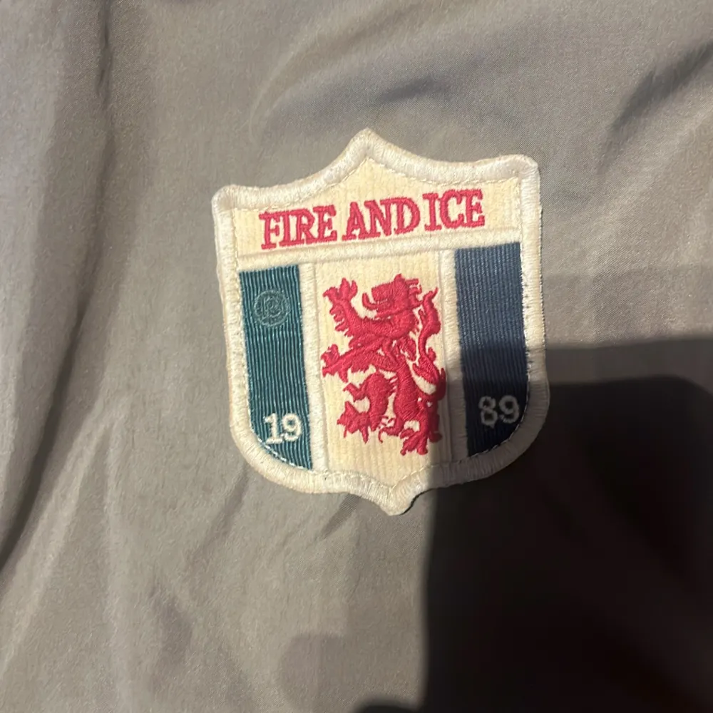 Fire and ice jacka. Vintage och cool. Mycket praktisk med flera fickor. Skriv vid frågor eller fler bilder. Nypris 5000kr. Pris kan diskuteras . Jackor.