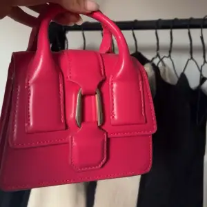 Super fin väska från Zara som aldrig kommit till användning, långt band finns också!💞💞💞