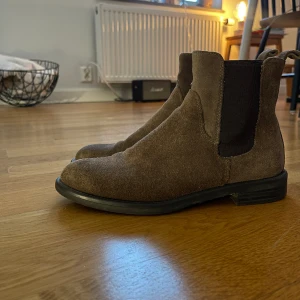 Vagabond brun mocka strl 37  - Vagabond-klassiker tack vare den bekväma, tidlösa designen. En praktisk och snygg investering! Det här är verkligen ett tillskott som är lätt att matcha med det mesta i garderoben. Strl 37, väldigt bra stick. Mocka brun. Kommer från rök och djurfritt