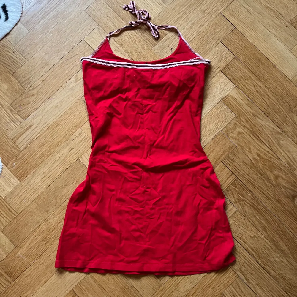 Röd halterneckklänning med dubbelt tyg vid bröstet, storlek M. Klänningar.