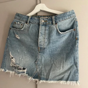 Jeanskjol - Supersnygg jeanskjol ifrån Ginatricot som inte säljs längre. Säljer då den inte kommer till användning 😁💓