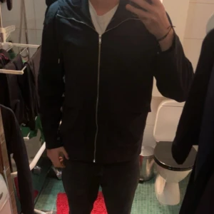 Brothers jacka till ett billigt pris!! - Denna jacka är i 10/10 skick och säljer pga jag inte använder den längre. Nypris var 1250kr😋 Perfekt vårjacka👌
