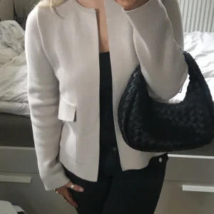 Stickad beige kofta - Så fin beige stickad kofta ifrån Ginatricot, storlek M passar en S också. Fint skick💕!!!