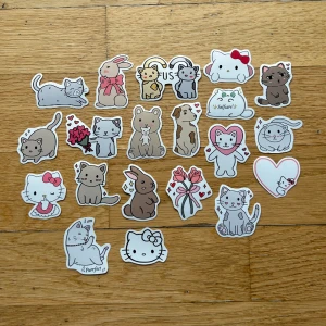 Klistermärken 🩷 - Söta vattentåliga klistermärken designade & tillverkade av oss på lovelyhomecraft! 🩷🫶🏼 8 kr/styck eller mängdrabatt 5 st för 35 & 10 st för 65 kr  Frakt: 18 kronor 🩷 Ca 2-5 cm stora 
