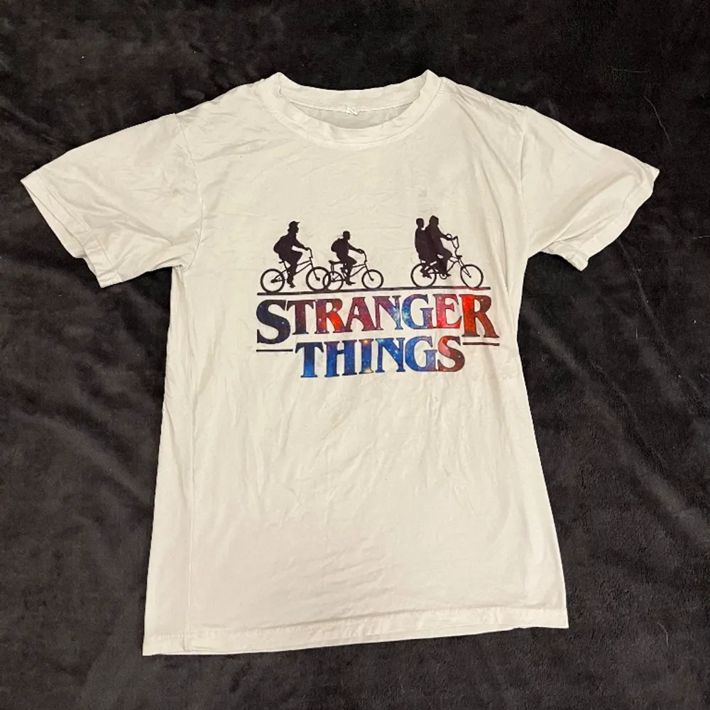 Bra skick Text: stranger things Frakt: 50kr, inkluderat i priset. (Tröja för 40kr och frakten för 50kr). T-shirts.