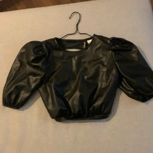 Blus - Snygg skinn topp men snygg snörning i ryggen passar till både kjol och byxor. 