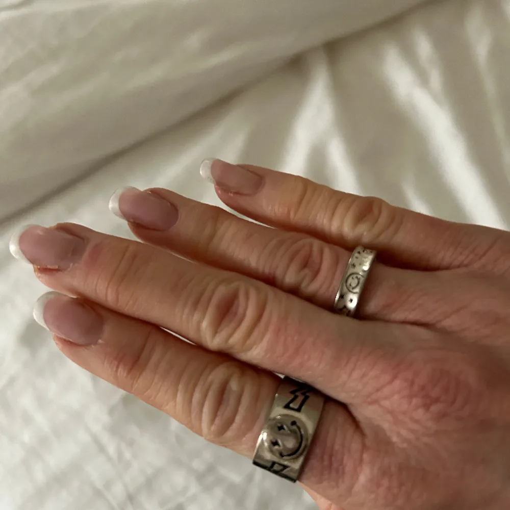 Säljer dessa två ringar i silver. Skriv för fler bilder! Ringarna är Justerbara dessutom. Säljer ringarna för 80 kr/st. Pris kan diskuteras . Accessoarer.