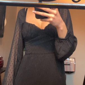 Svart klänning - Svart klänning från H&M, aldrig använd. Storlek 36 Dragkedja i midjan och knytning i ryggen🛍️