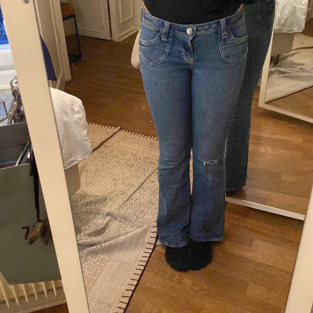 Snygga Bootcut jeans som är low waisted❣️ innerbenet är 78 cm långt och rakt över midjan är 37 cm ❤️. Jeans & Byxor.