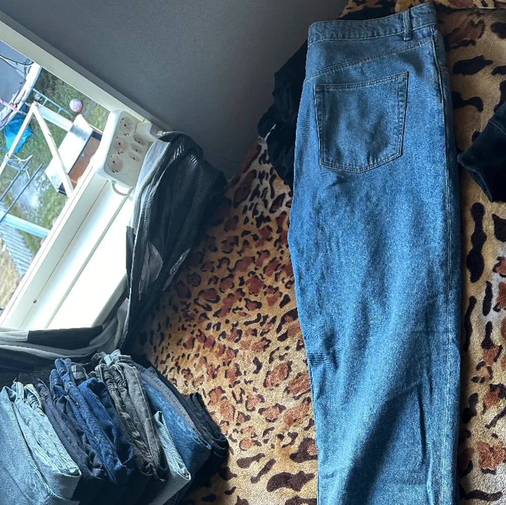 Förtjusande Asos jeans till salu till ett förmånligt pris! Om du har några frågor eller är intresserad av att köpa, är det bara att skicka ett meddelande. Förnya din stil med dessa trendiga Asos jeans – gör dem till dina idag!. Jeans & Byxor.