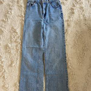 Ljusblåa jeans från zara. Högmidjade, storlek 36 och innerbenslängden 83cm. Fint skick 