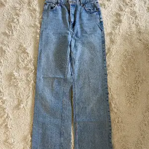 Ljusblåa jeans från zara. Högmidjade, storlek 36 och innerbenslängden 83cm. Fint skick 