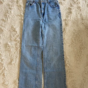 Högmidjade jeans från zara - Ljusblåa jeans från zara. Högmidjade, storlek 36 och innerbenslängden 83cm. Fint skick 