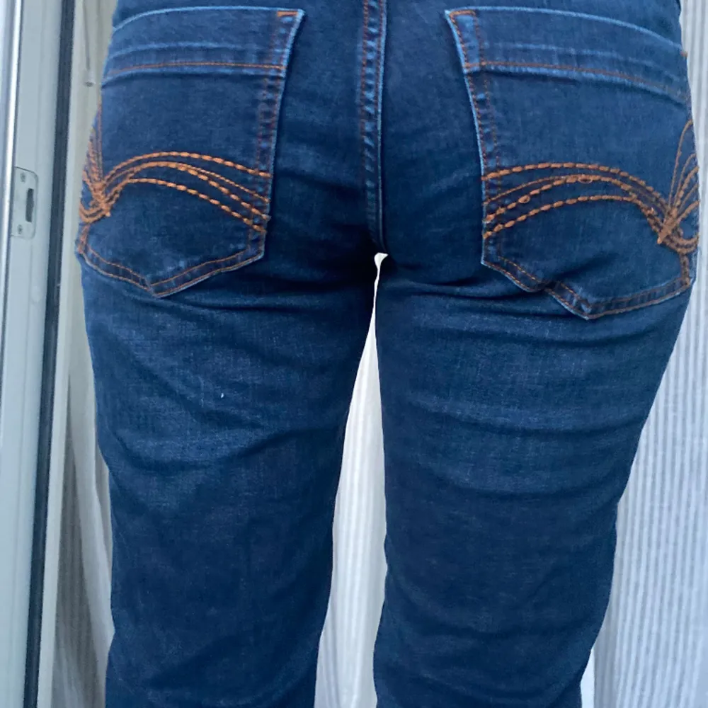 Jättefina mörkblåa jeans med söta bakfickor, dom är lite korta för mig som är 172 men skulle passa perfekt för dig som är 167-170!🥰 Pris kan diskuteras . Jeans & Byxor.