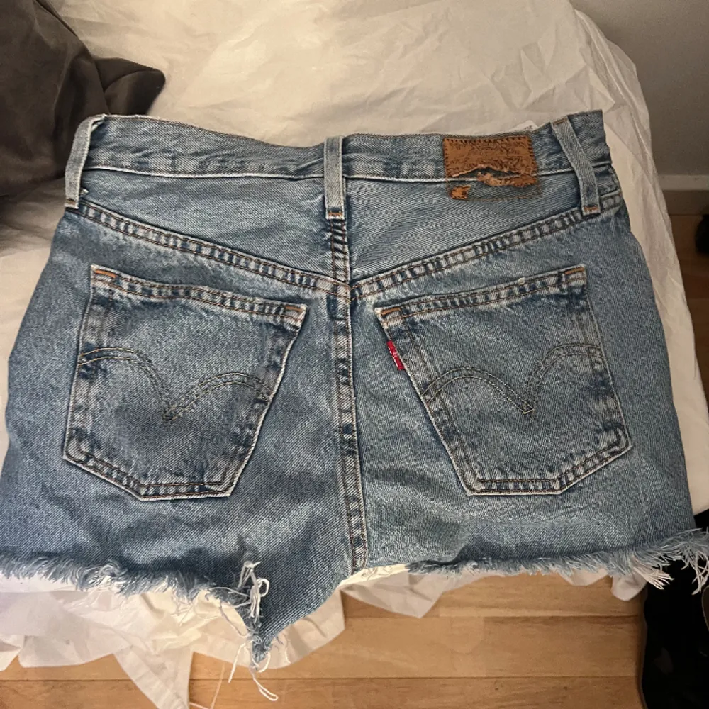 Använda shorts, säljer för jag vuxit ur dem! Inte lågmidjade och lågt pris då jag vill bli av med de💞. Shorts.