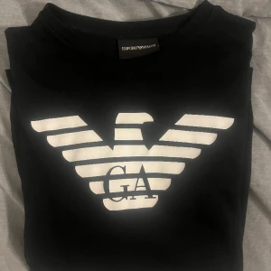 Emporia Armani T-shirt strl s - Riktigt fin knappt använd Svart Armani t-shirt nypris 800kr   Två små hål på vänstra axeln som knappt syns!  Djur & rökfritt hem   Herr S  Köparen står för frakten 