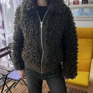 Grön Teddy Jacka - Super eftertraktad jacka från H&M Premium, super gosig och passar perfekt nu till våren/hösten 🫧🫧🫧