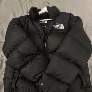 North face puffer jacket - North face puffer jacket, storlek M, använt skick men felfri bara lite skitig, nypris 3000, mitt pris 600