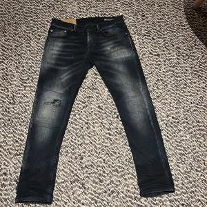 Dondup jeans - Säljer ett par feta dondups i modellen mius som är slim fit. Storlek w29 L29. Skick 8,5/10, de ser ut som nya och har inga defekter. Pris kan diskuteras.